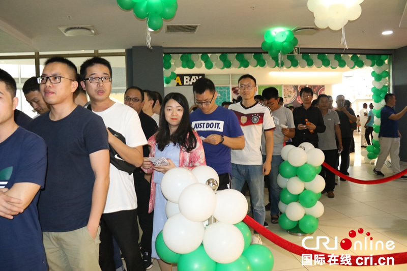 图片默认标题_fororder_1，尼日利亚华侨华人、中资机构观众排队参加《我和我的祖国》阿布贾首映式。   （王新俊 摄）.JPG