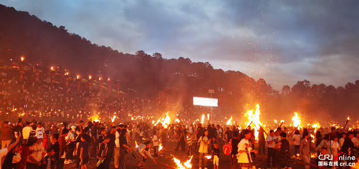 第八届凉山彝族火把节拉开帷幕(组图)_fororder_202307210014