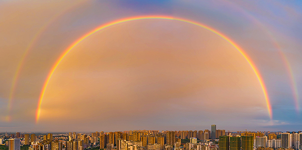 自贡上演彩虹秀绚丽多彩的双彩虹挂天空
