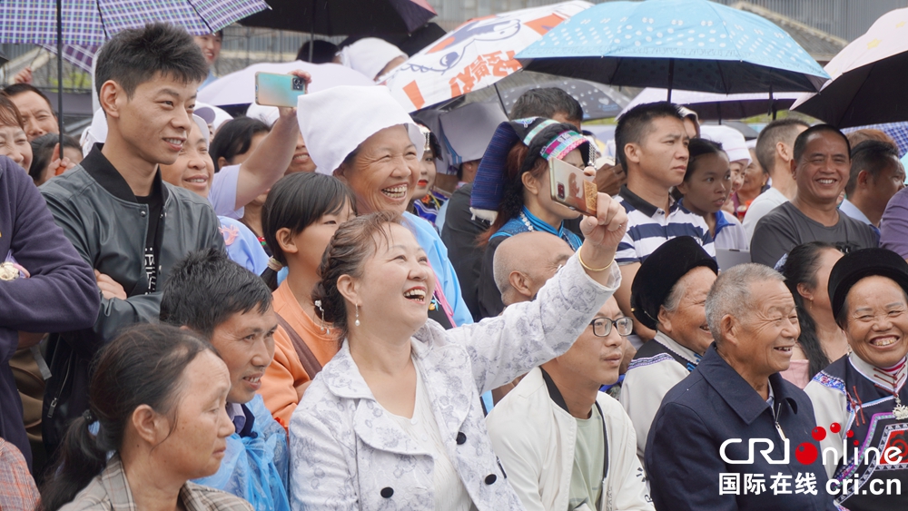 “龍遊漣江·好花正紅” 貴州惠水龍舟爭霸賽等端午系列活動火熱進行中_fororder_山歌大賽現場觀眾 (1).JPG