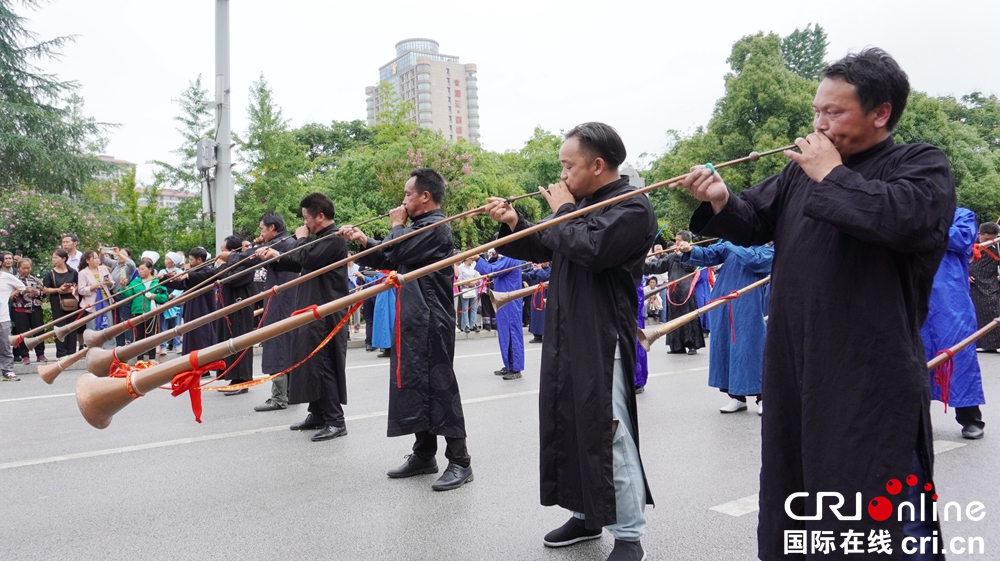 “龍遊漣江·好花正紅” 貴州惠水龍舟爭霸賽等端午系列活動火熱進行中_fororder_民族大聯歡千人踩街活動現場 (20).JPG