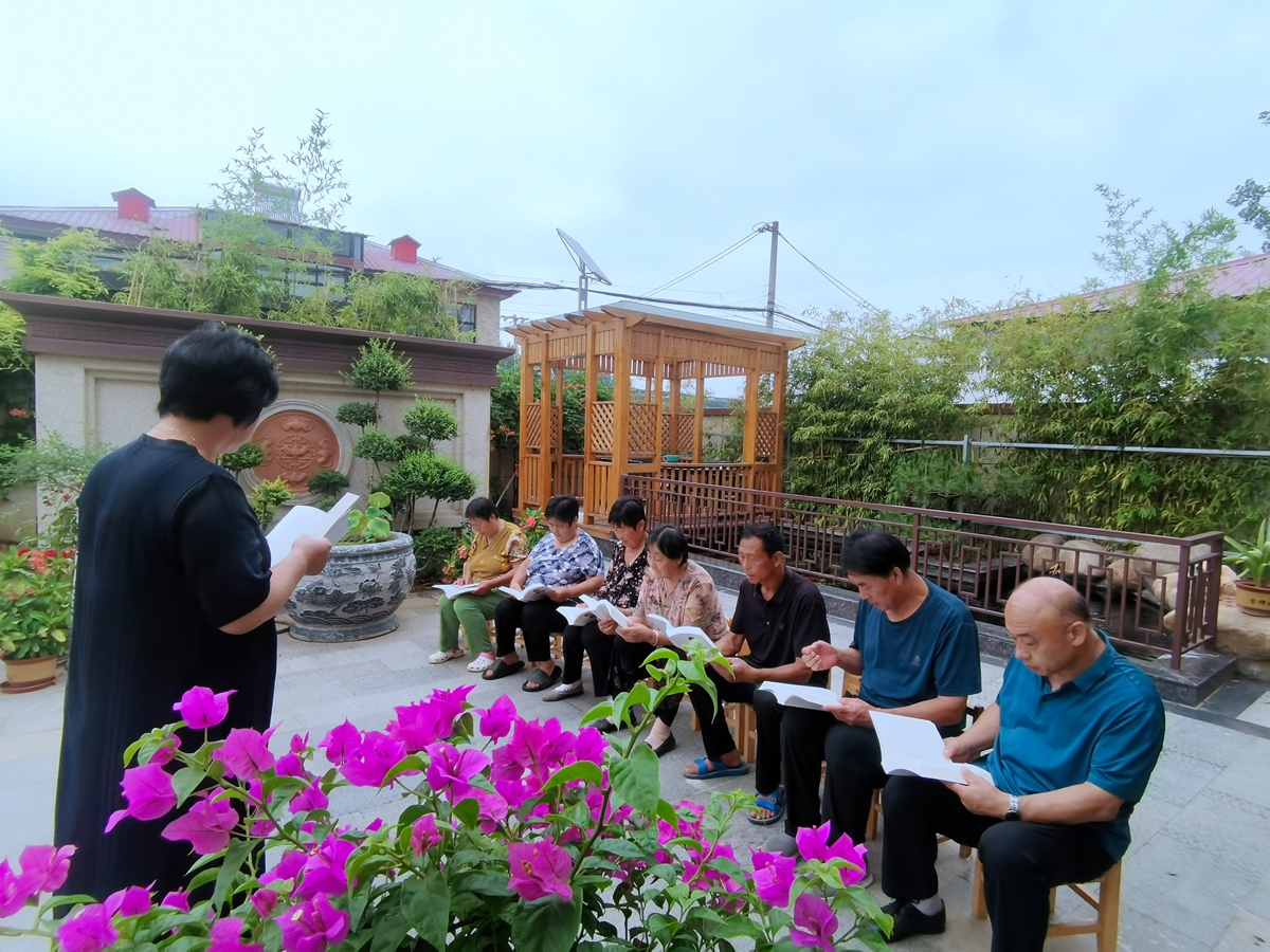 图片默认标题_fororder_要庄乡党员代表在美丽庭院中学习党的理论思想 摄影 赵月