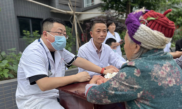 （张）眉山洪雅：以基层为重点 适应乡村特点 健全优质高效的乡村医疗卫生体系_fororder_洪雅县中医医院联合东岳镇卫生院在东岳镇八面村开展义诊活动
