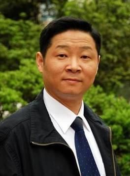 他因饰演太监而出名，妻子漂亮，婚姻幸福！