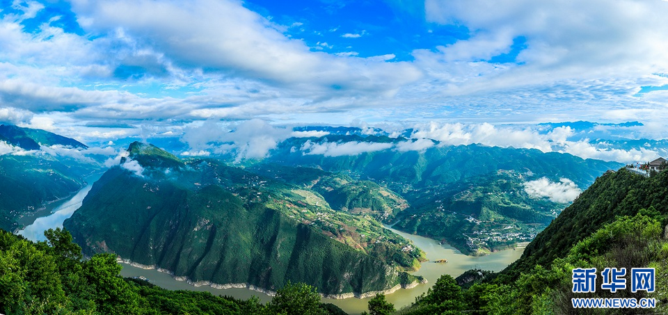 湖北巴东：云雾缭绕巫峡口