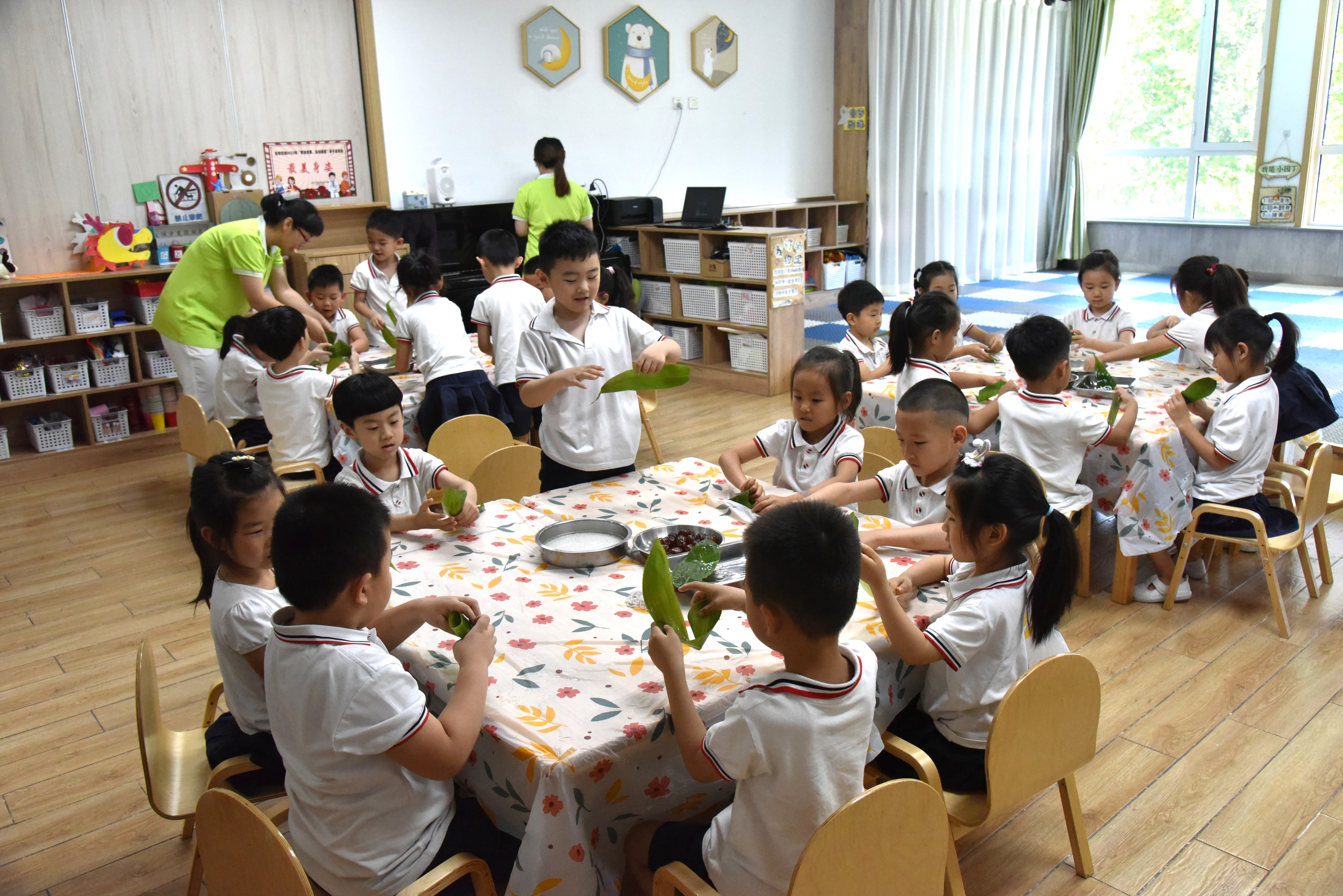 石家庄裕华区：幼儿园萌娃欢乐过端午_fororder_小朋友们享受包粽子乐趣.JPG