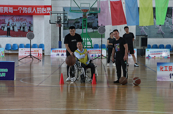 （张）泸州：2023年龙马潭区残疾人自强健身示范点联谊运动会举行_fororder_选手在比赛中展风采