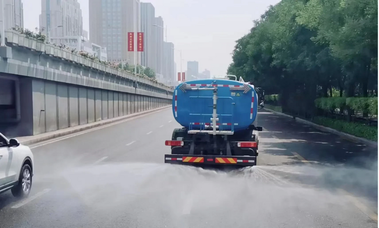 石家莊裕華區城管環衛大隊開展道路降塵降溫灑水作業_fororder_一輛水霧炮車正在進行濕化作業2