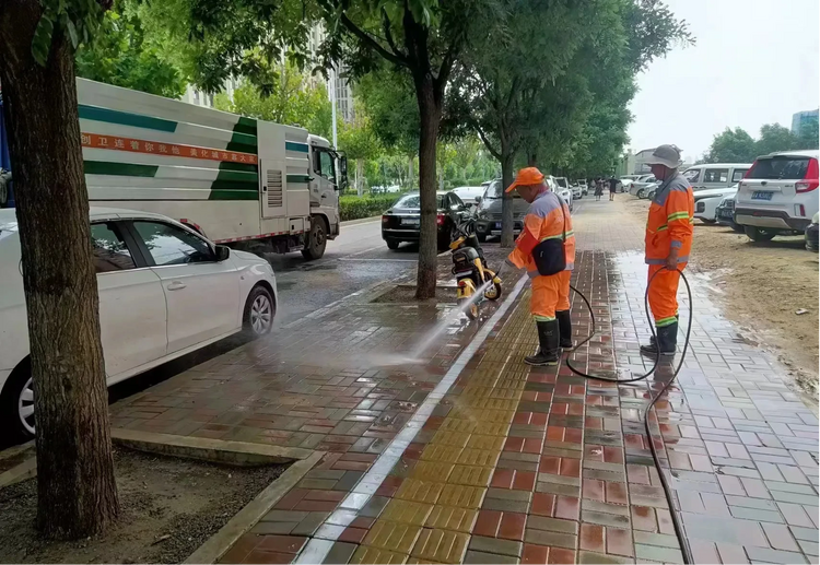 石家莊裕華區城管環衛大隊開展道路降塵降溫灑水作業_fororder_環衛工人進行路面沖洗作業