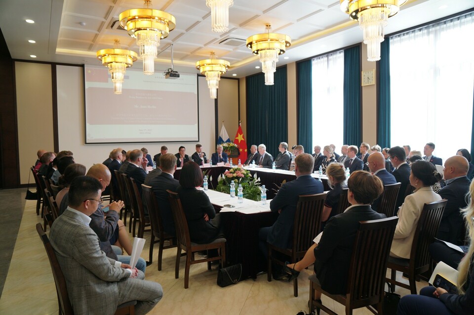 直通使领馆丨中芬政府间贸易协定签署70周年 绿色经济与“银发经济”是两国合作未来发展方向——专访中国驻芬兰大使王同庆