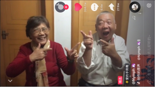 七旬老夫妻玩抖音 网友：这就是爱情的样子