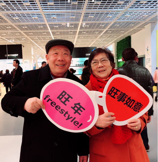 七旬老夫妻玩抖音 网友：这就是爱情的样子