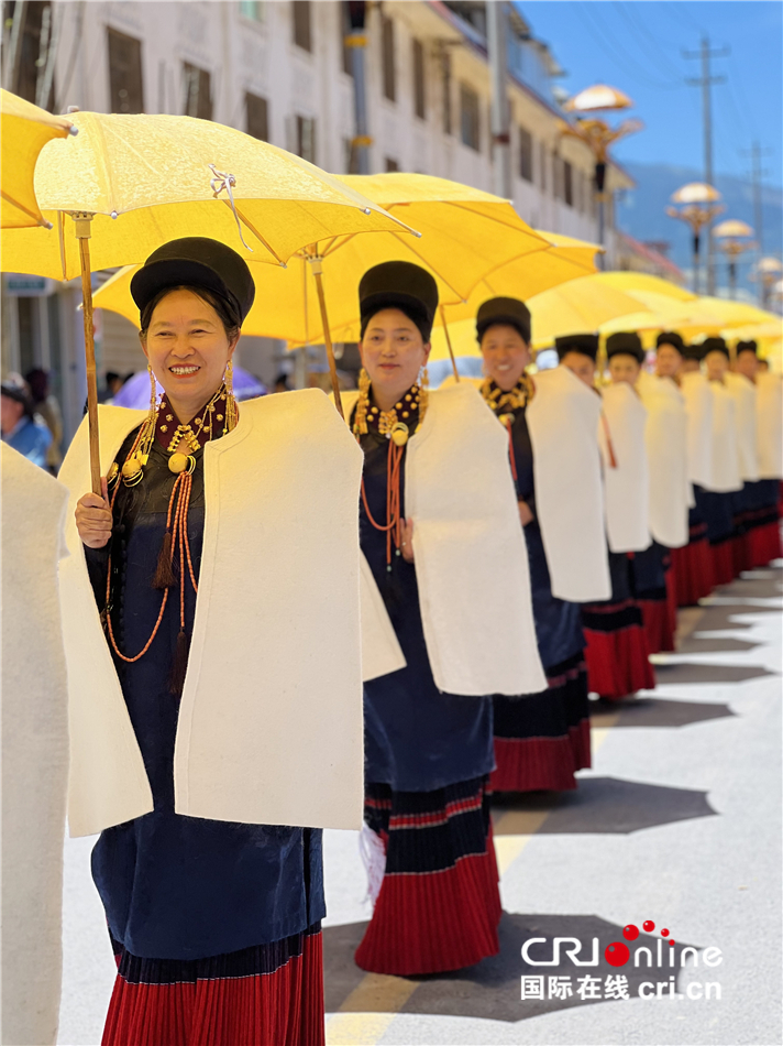 壮观！布拖县举行彝族火把节银饰、服饰展演 展浓厚民族文化风情_fororder___172.100.100.3_temp_9500027_1_9500027_1_6016_478616ca-4255-4fc4-872c-bc1a14418f36