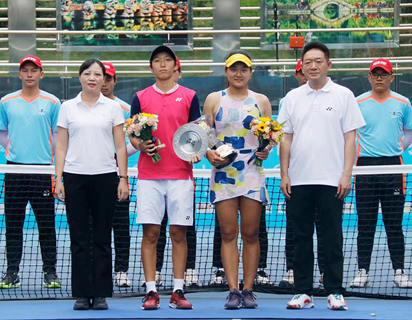 （张）精彩纷呈 国窖1573泸州国际网球公开赛收官_fororder_为获奖选手颁奖