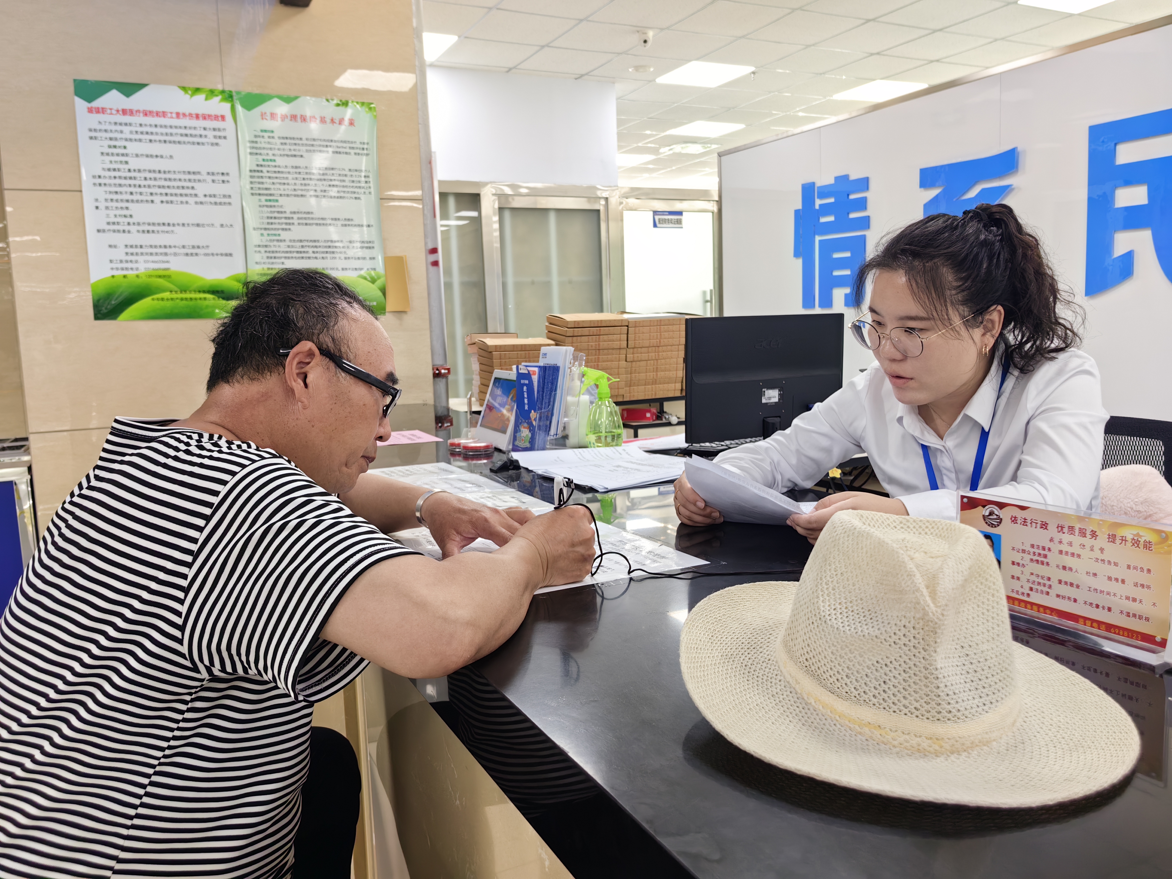 河北宽城：把医保惠民落到实处_fororder_4工作人员向群众耐心细致地讲解医保政策。周轩名 摄