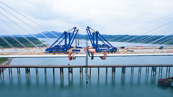 （张）世界在建最大公轨两用三塔斜拉桥——四川泸州长江六桥顺利合龙_fororder_等待最后一节钢箱梁的桥面吊机设备