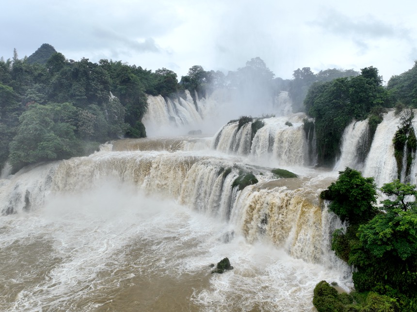 壮观!德天跨国瀑布再现"黄金瀑布"景观-国际在线