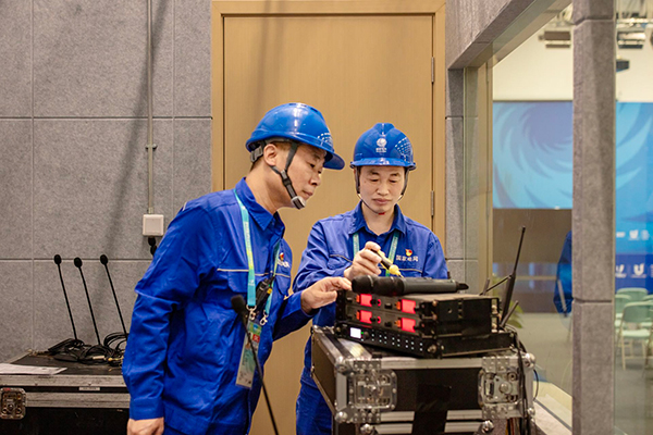 四川：成都大运会供电进入赛时保障阶段_fororder_7月17日，国网天府新区供电公司大运会电力保障队队长于洋和同事在成都大运会主媒体中心开展用电检查--供图-安伟