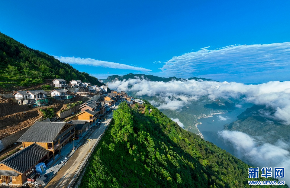 湖北巴东：云雾缭绕巫峡口