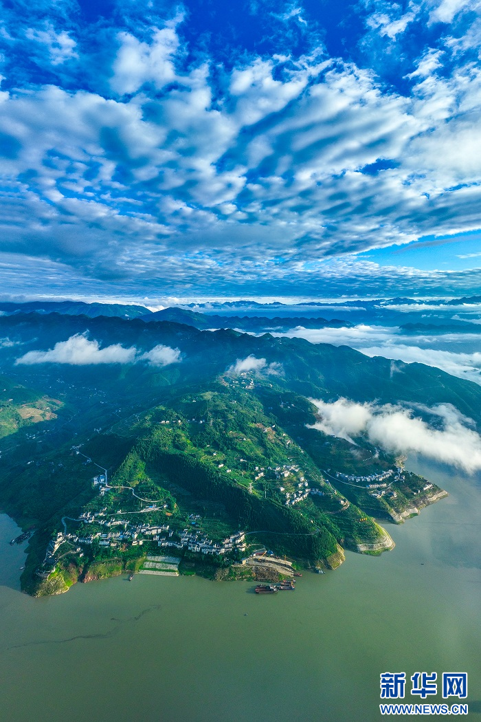 湖北巴东：云雾缭绕巫峡口