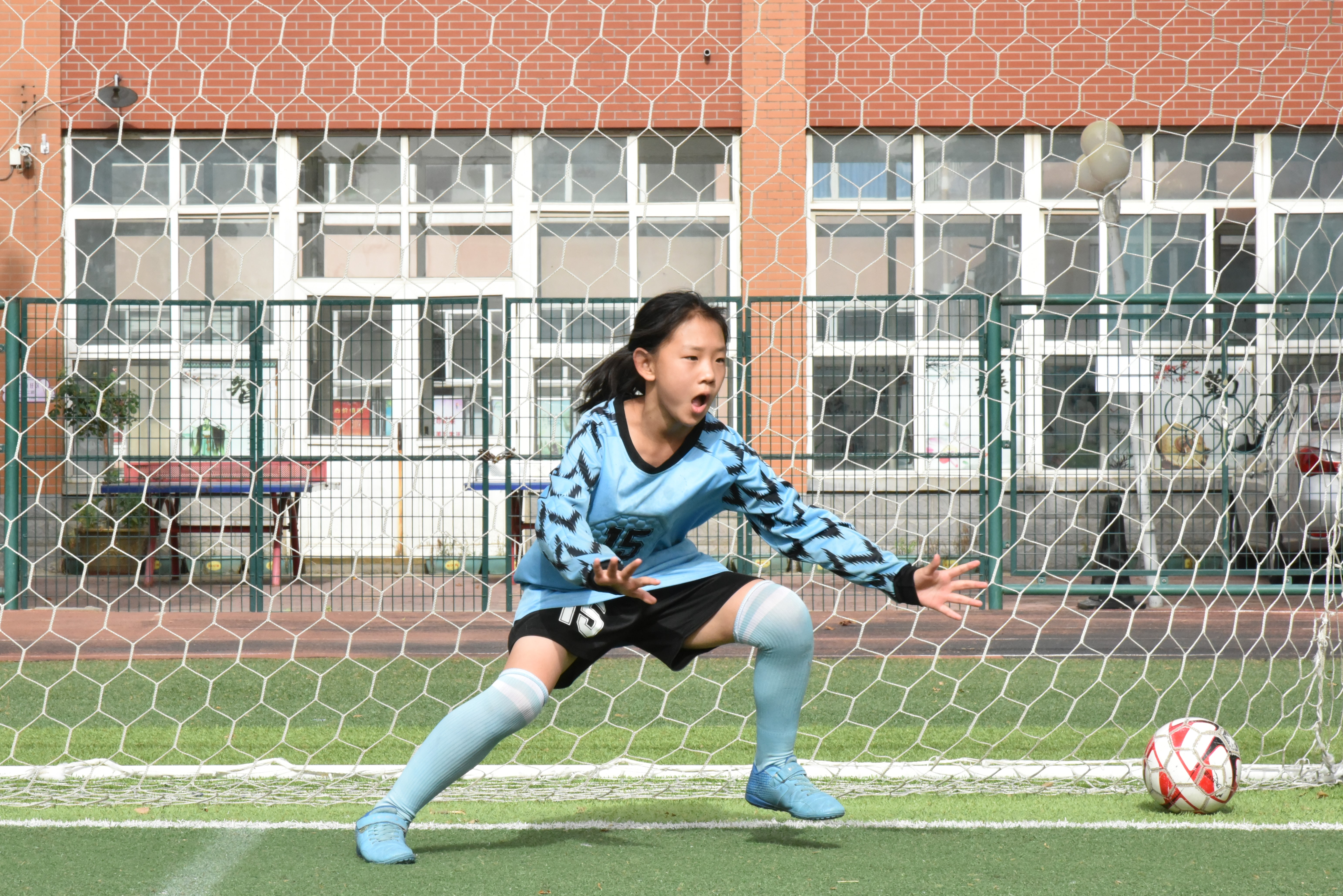 绿茵传递梦想 拼搏舞动青春_fororder_门将认真守护球门.JPG