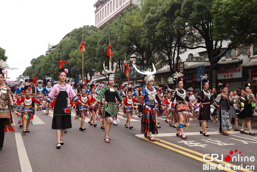 贵州丹寨：非遗盛装巡演尽显民族特色_fororder_ad30f1aedf53fd89a166b5d3b8f393f