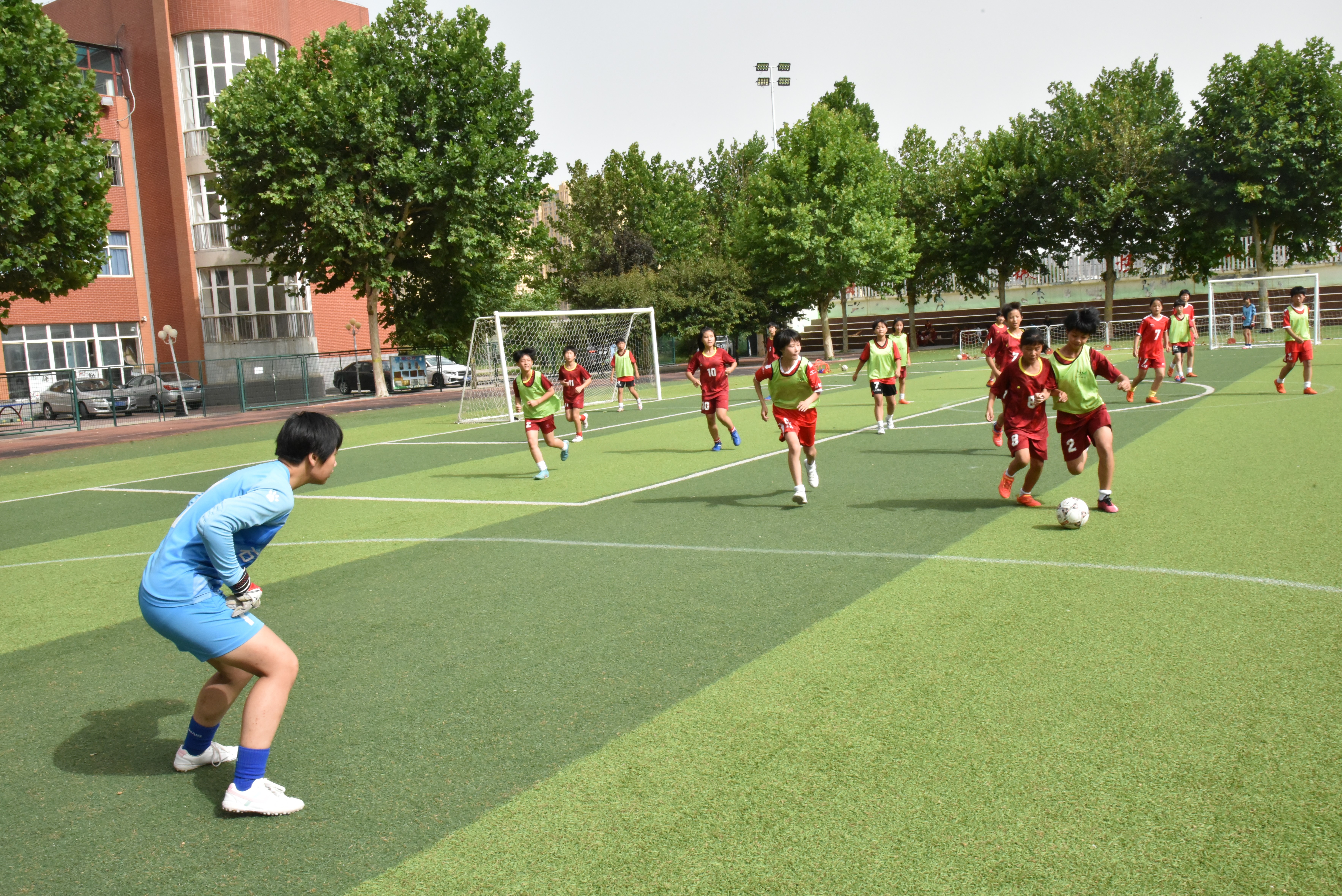 （原创）石家庄市裕华区：绿茵传递梦想 拼搏舞动青春_fororder_学生们在球场上挥洒汗水2.JPG