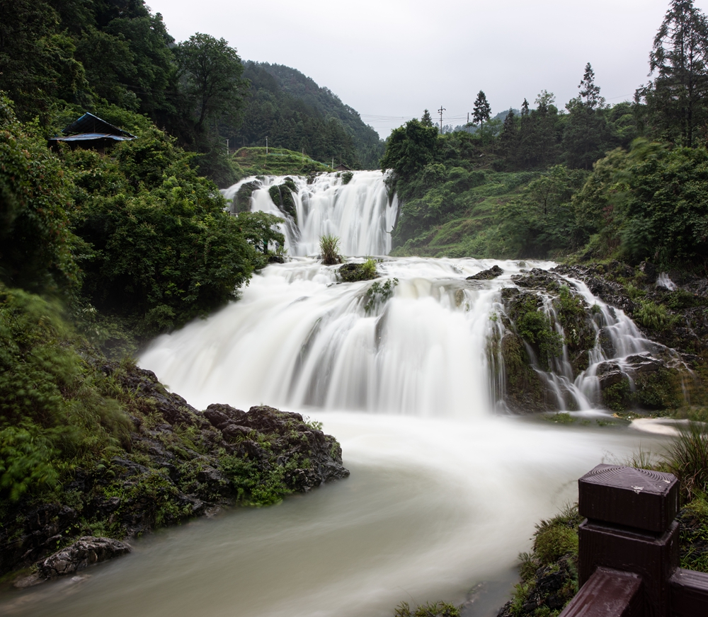 贵州丹寨：排廷瀑布进入丰水期  景色壮美游人爱_fororder_微信图片_20230627121710