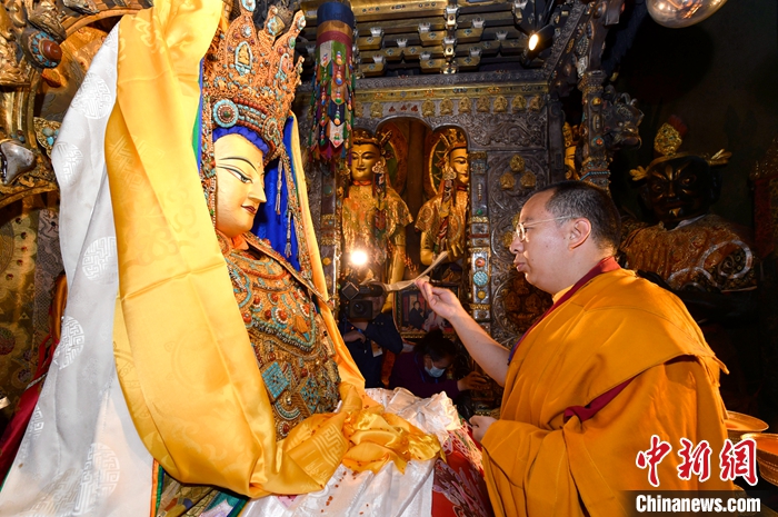 班禅在大昭寺礼佛了解唐蕃会盟碑保护情况
