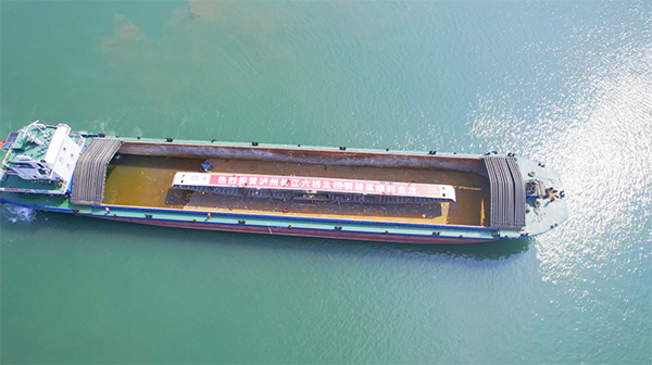 （张）世界在建最大公轨两用三塔斜拉桥——四川泸州长江六桥顺利合龙_fororder_运输中的最后一节钢箱梁