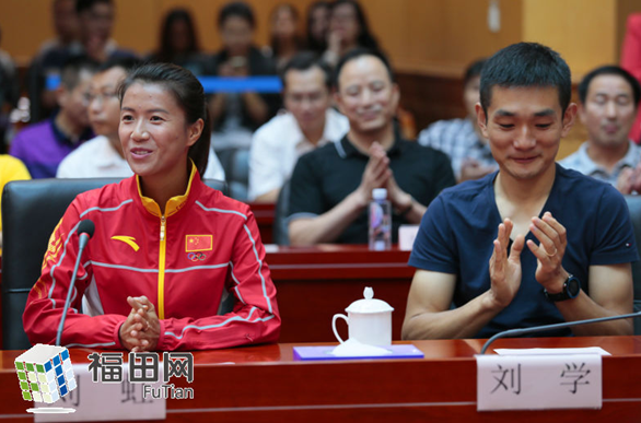 刘虹带老公出席家乡见面会 获奖60万