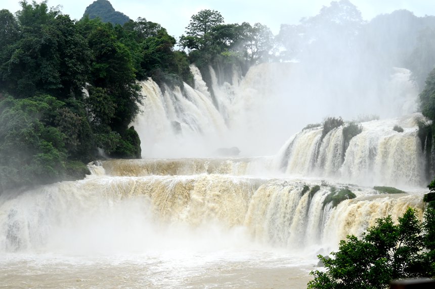 壮观德天跨国瀑布再现黄金瀑布景观