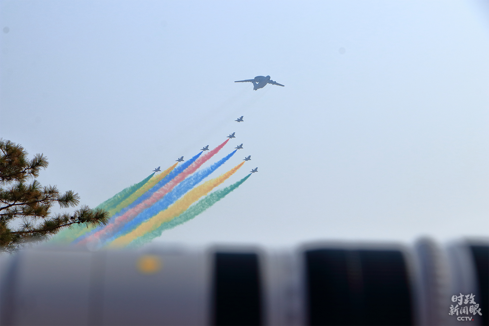 时政新闻眼丨这一天天安门前的敬礼打动人心