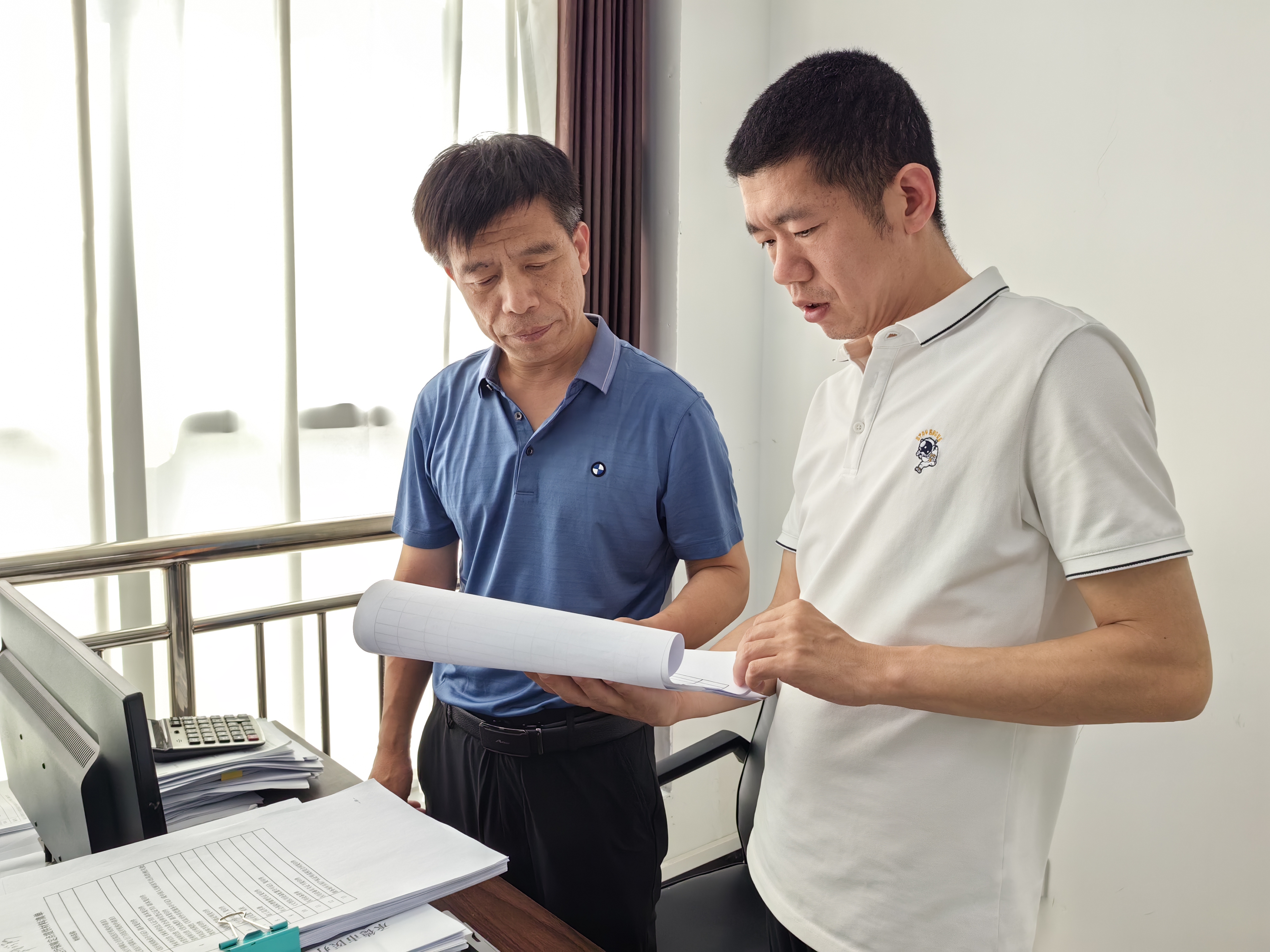 河北宽城：把医保惠民落到实处_fororder_2职工医保中心研究落实医保待遇、慢特病人员报销政策等主要工作。周轩名 摄