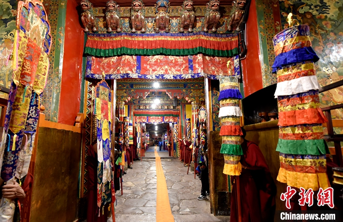 班禅在大昭寺礼佛了解唐蕃会盟碑保护情况