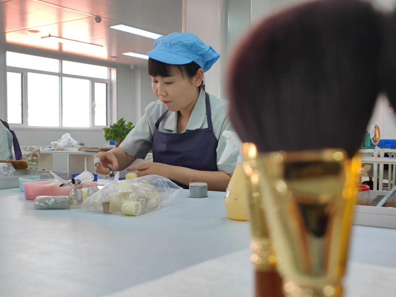 河北青县：小小化妆刷 “刷”出大产业_fororder_图片61