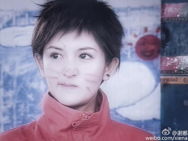 谢娜昔日短发照青春 脸上抹灰变小花猫