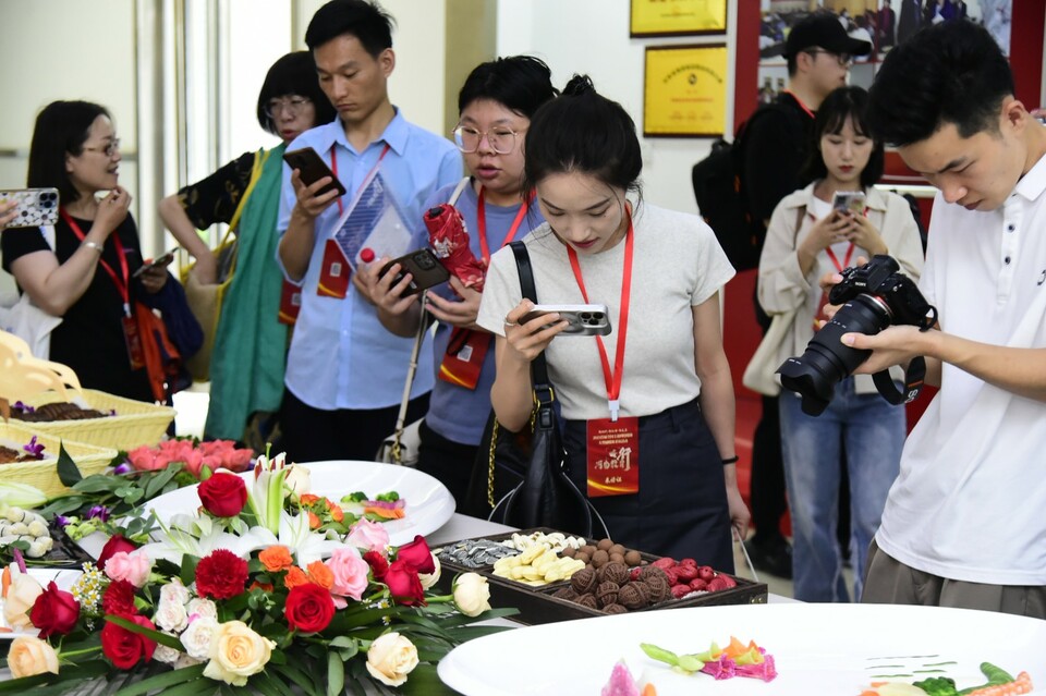 喝着养生茶吃着甜点再来个针灸按摩 这场“沉浸式”采访让记者们直呼过瘾