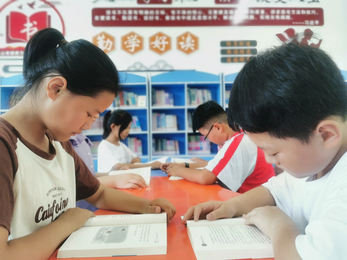 图片默认标题_fororder_石井村学校学生在图书馆中认真阅读 摄影 何新娟