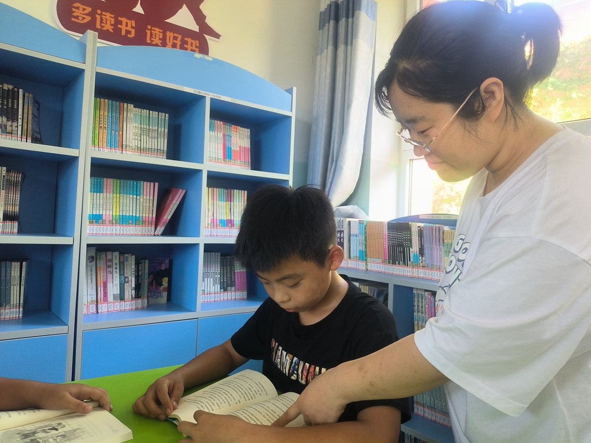 图片默认标题_fororder_教师指导学生阅读 摄影 何新娟