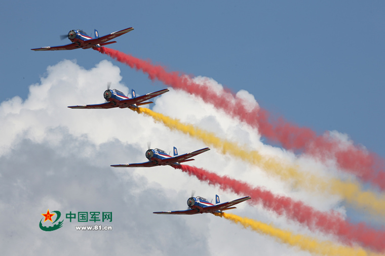 中国空军上演精彩"空中芭蕾"