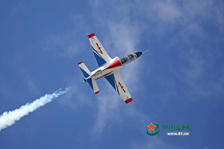 初教9单机精彩表演 天之翼飞行表演队精彩表演 刘军 摄 孙圣迪 摄