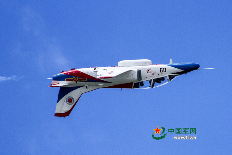 初教9单机精彩表演 天之翼飞行表演队精彩表演 刘军 摄 孙圣迪 摄