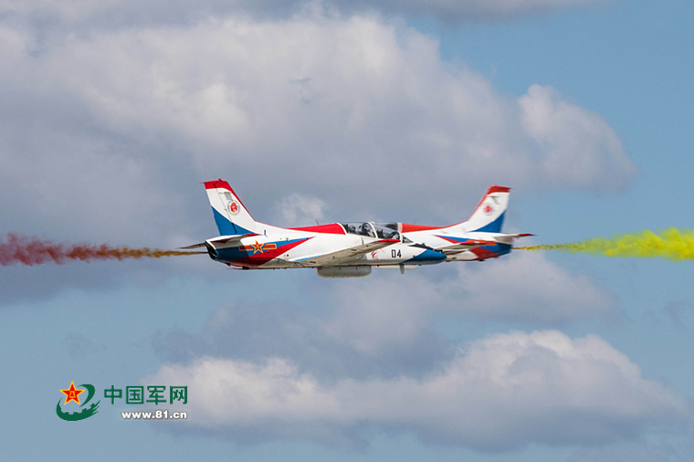 初教9单机精彩表演 天之翼飞行表演队精彩表演 刘军 摄 孙圣迪 摄