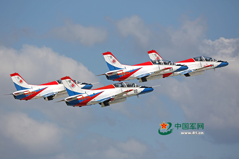 初教9单机精彩表演 天之翼飞行表演队精彩表演 刘军 摄 孙圣迪 摄