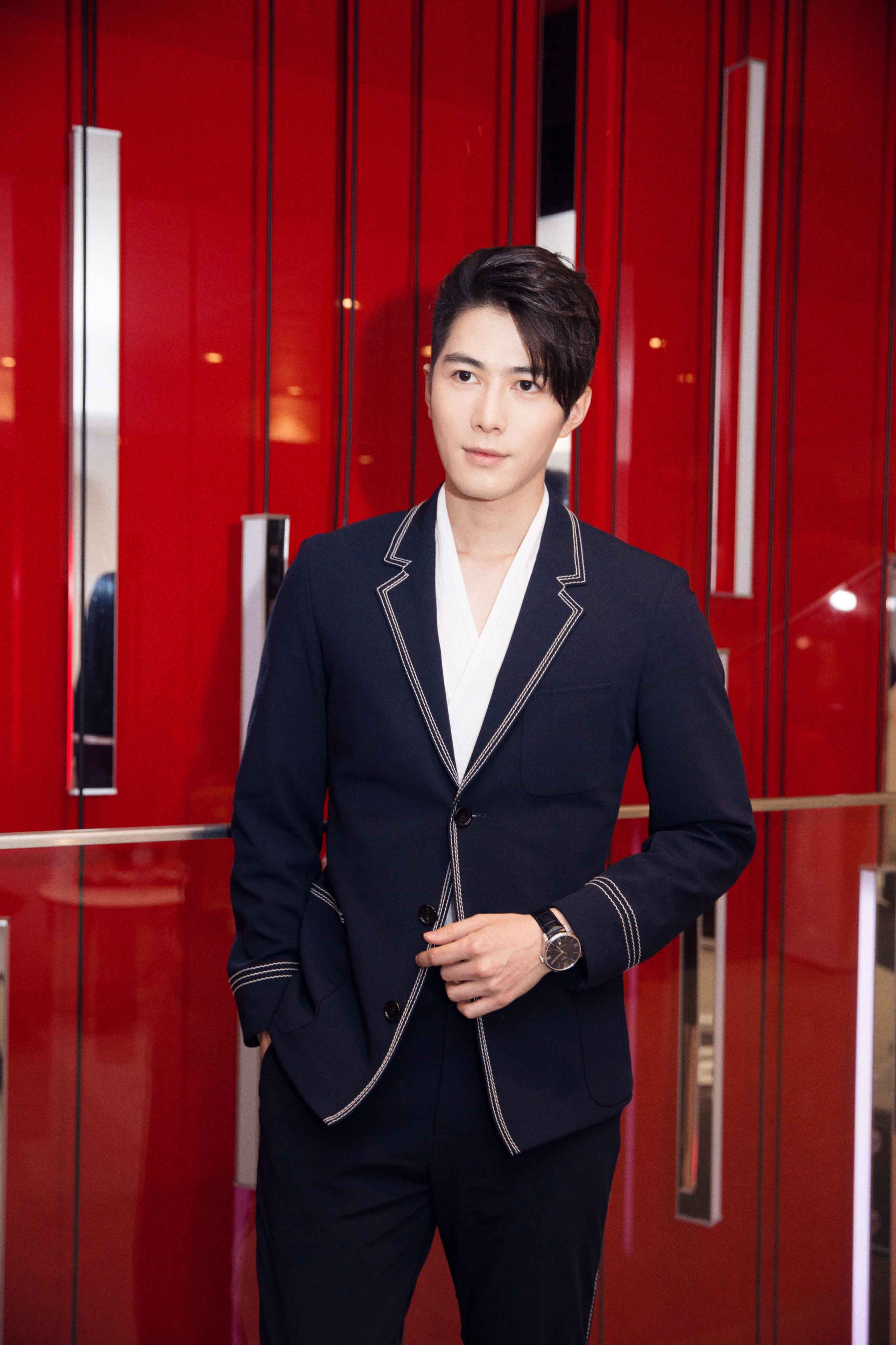 陈学冬亮相巴塞尔表展 三套西装风格迥异尽显格调