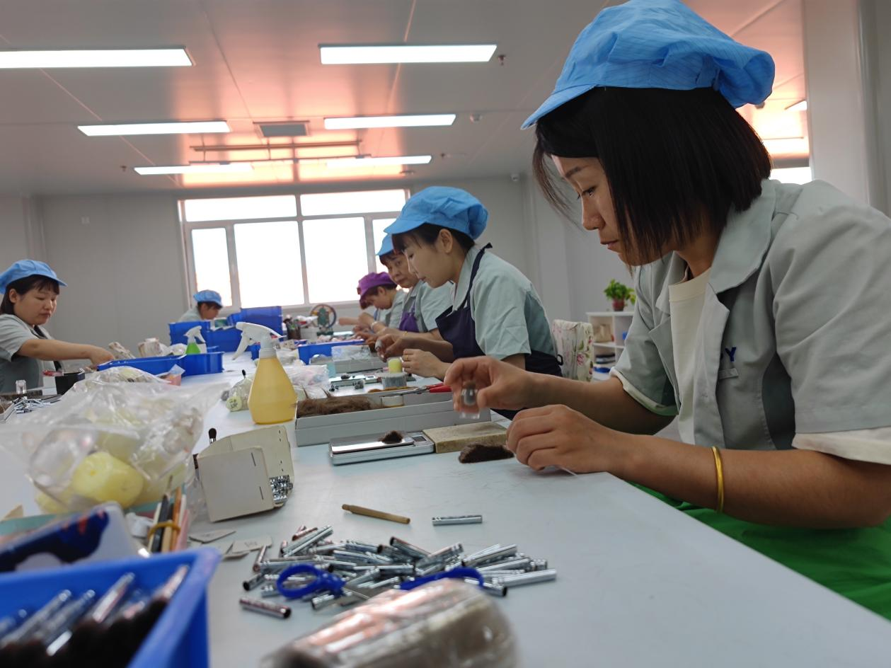 河北青县：小小化妆刷 “刷”出大产业_fororder_图片58