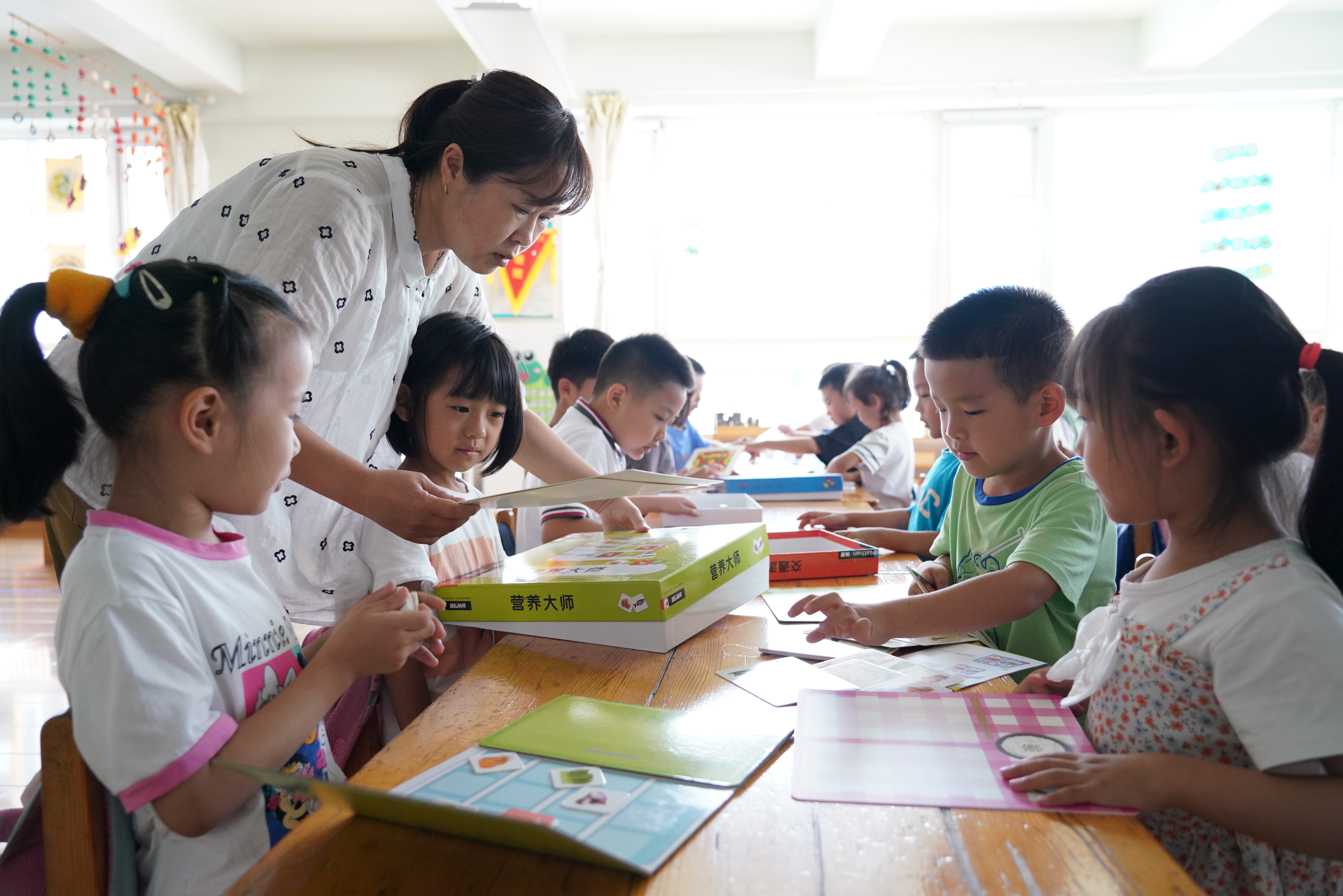 图片默认标题_fororder_图5为：7月26日，唐山市开平区一幼儿园暑期班开展丰富多彩的教学娱乐活动。何川摄.JPG