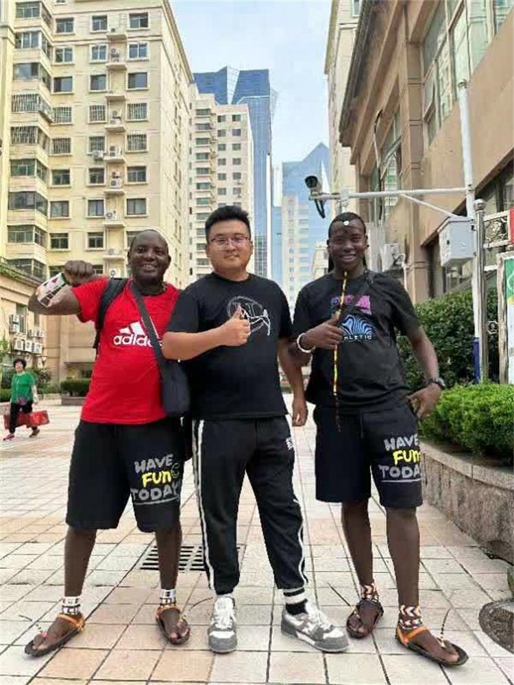 “中国，太厉害了！”网红“非洲小五”和他的“保镖兄弟”在青岛