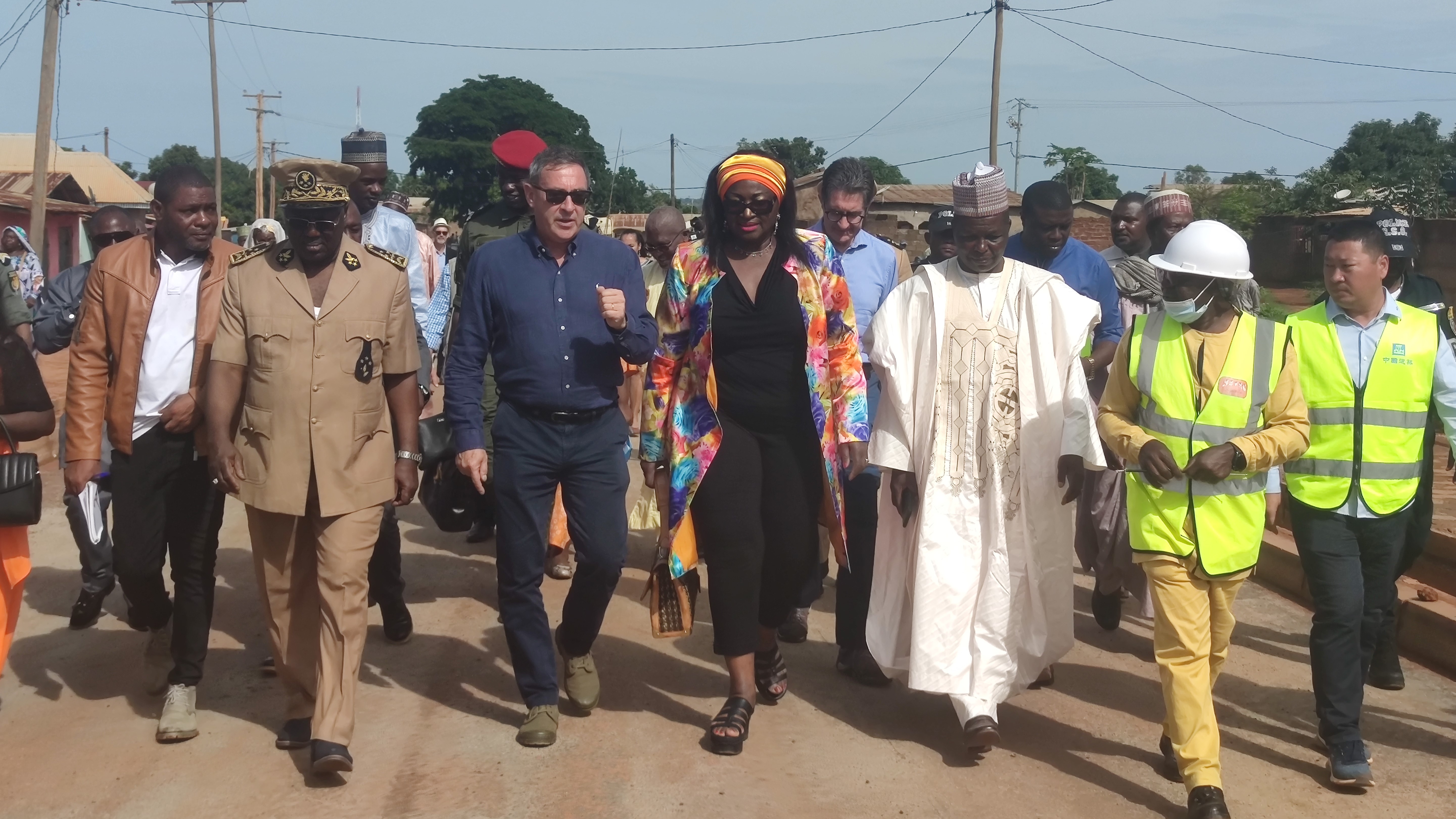 【2023企业社会责任案例巡展】中国建筑集团旗下中建八局：“梦想之路”通达未来_fororder_10.喀麦隆住建部长